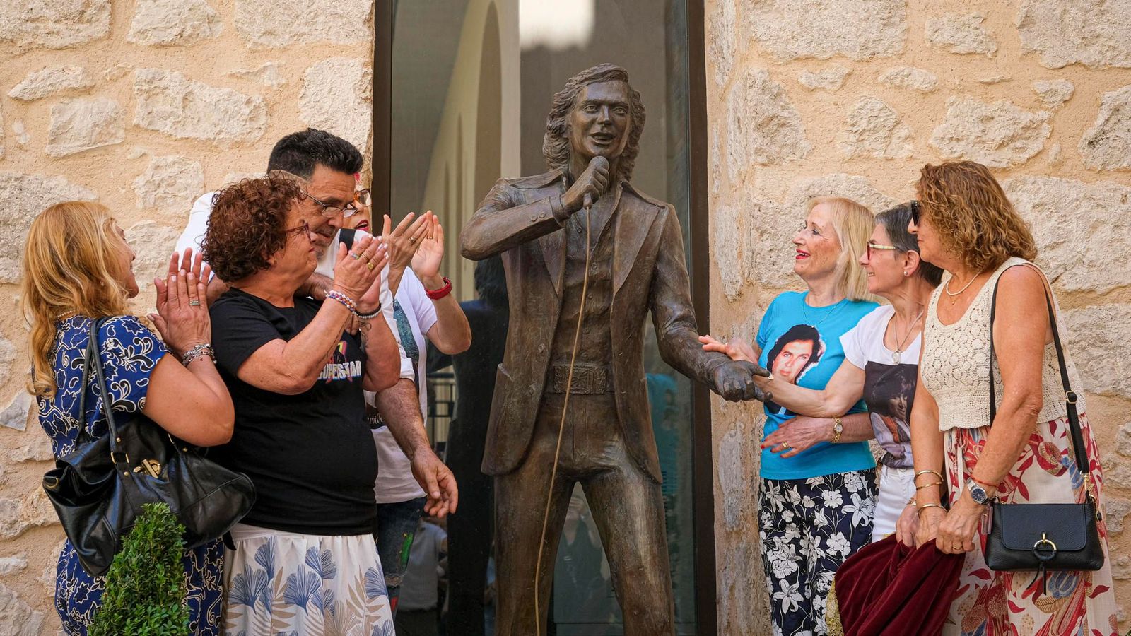Seguidors del cantant alcoià descobrixen l'escultura en la seua població natal