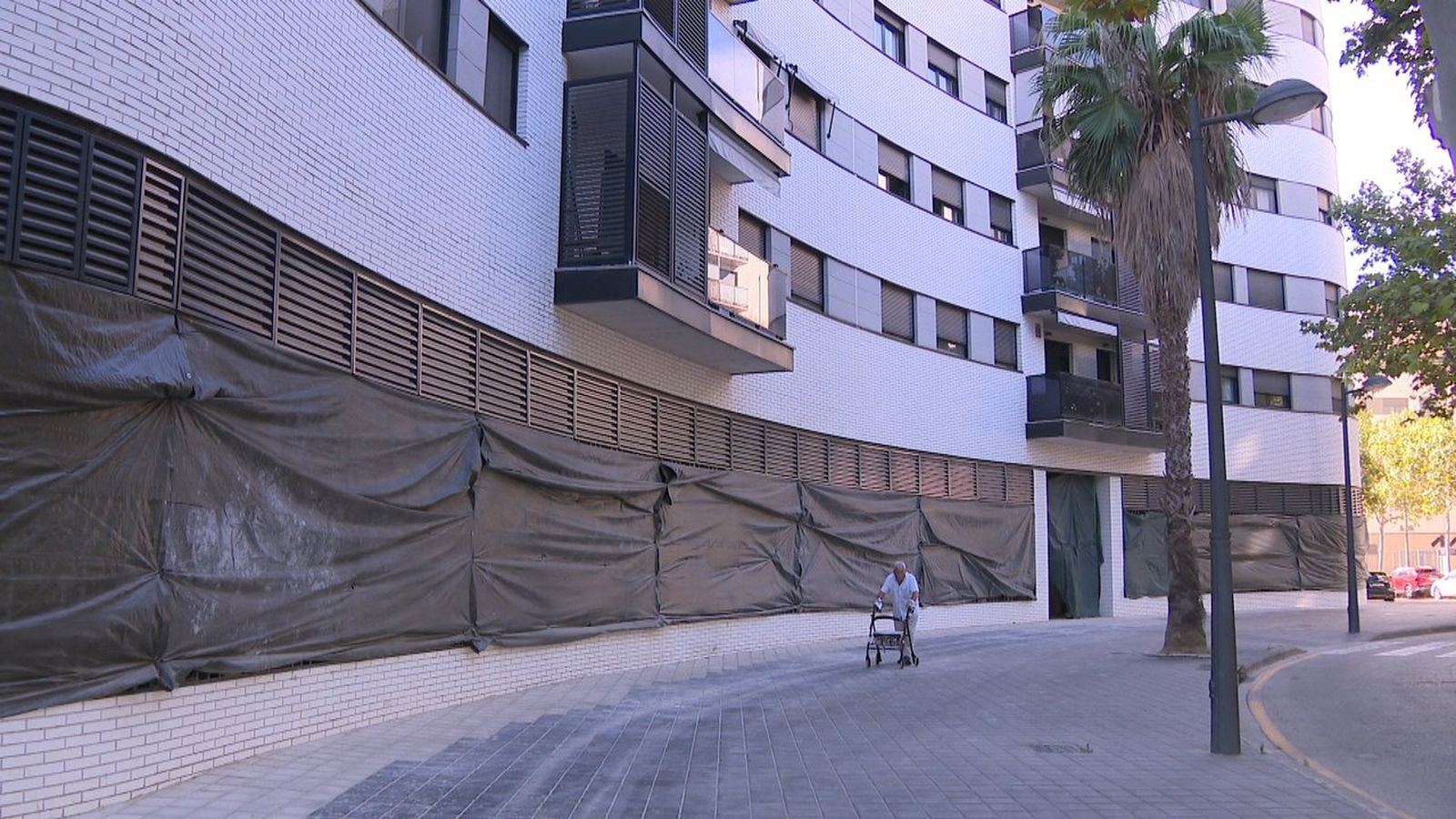 Denuncien que el propietari d'uns pisos ha construït finestres sense el permís de la comunitat