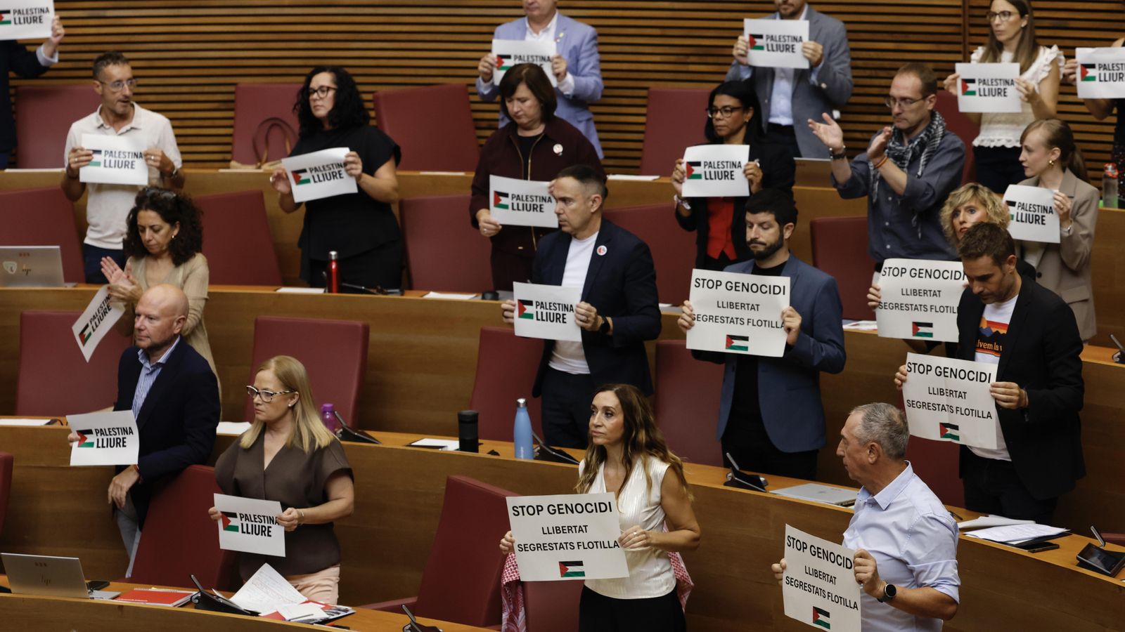 Diputats de PSPV i Compromís exhibeixen cartells amb lema "Palestina Lliure" contra la detenció del diputat Joan Bordera