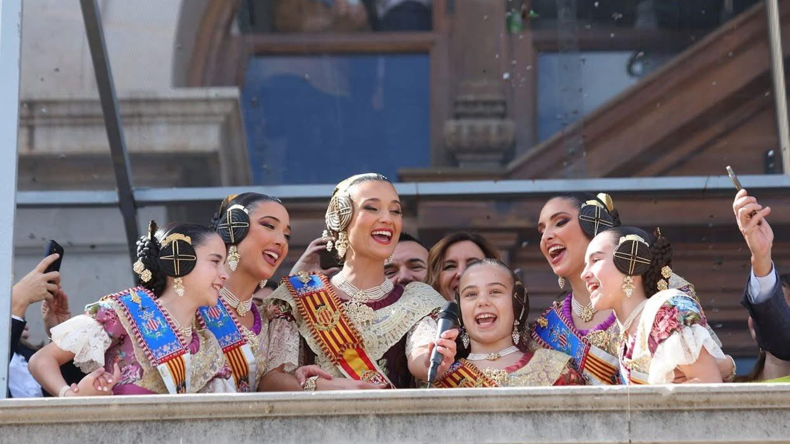 Les falleres majors i les corts d'honor donen el tir d'eixida al pirotècnic Les falleres majors i cort d'Honor donen el tret eixida al pirotècnic