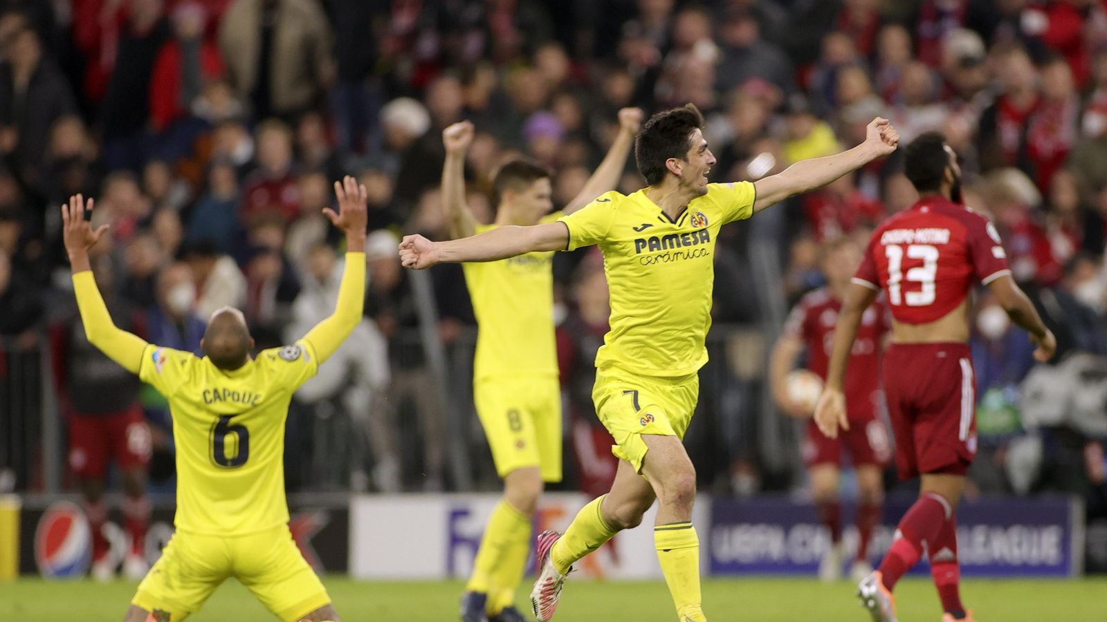 Els jugadors del Vila-real celebren la victòria contra el Bayern