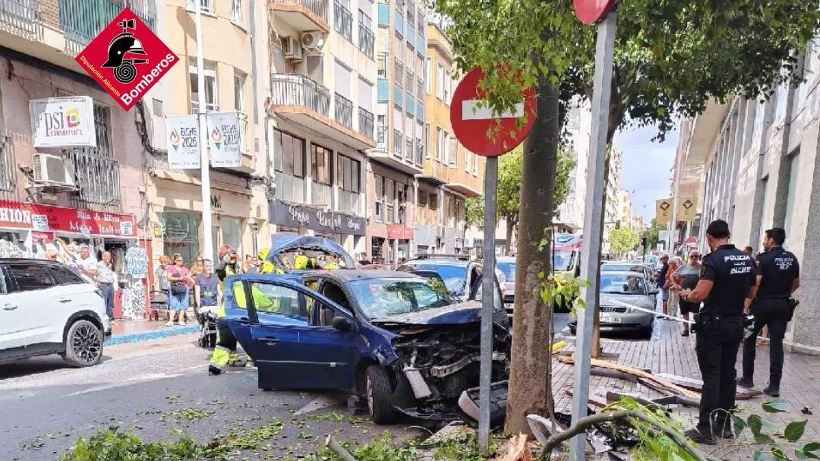 Efectius del Consorci Provincial de Bombers d'Alacant treballen per excarcerar les persones atrapades