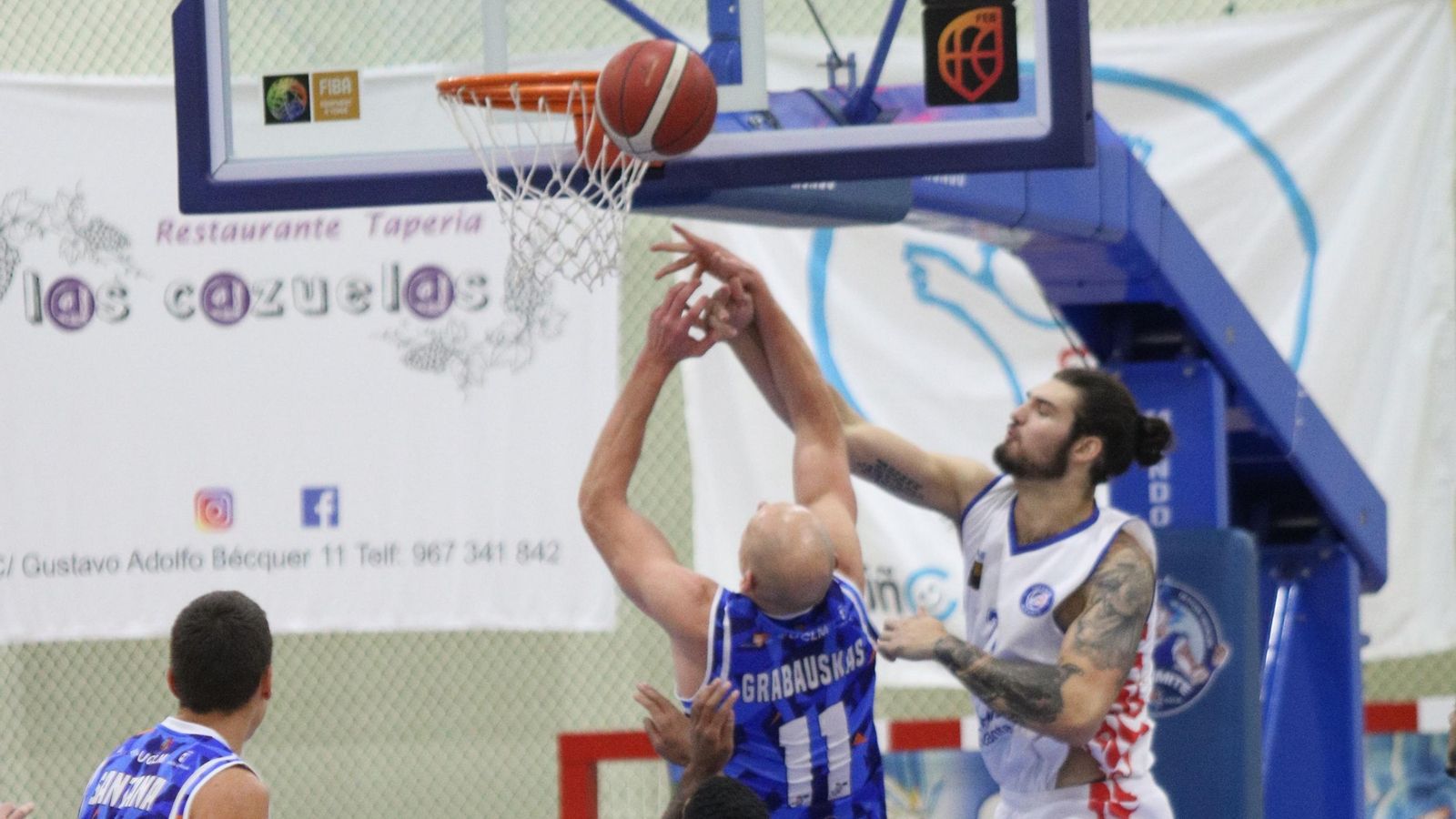 Un jugador de l'HLA Alacant fa un tap en l'intent de canasta de Grabauskas