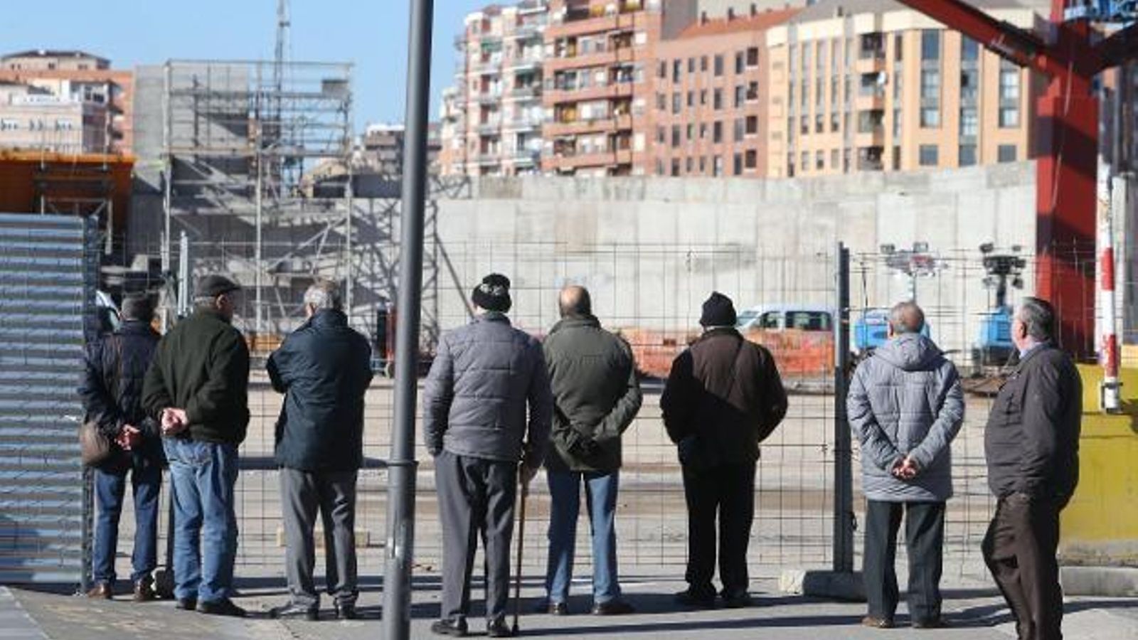 Diversos homes jubilats miren uns treballs al carrer en una imatge d'arxiu