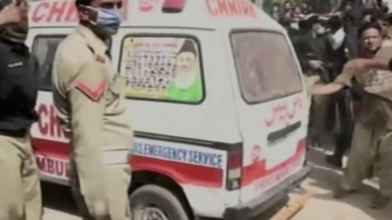 L'avió ha caigut en una zona residencial prop de l'aeroport de Karachi