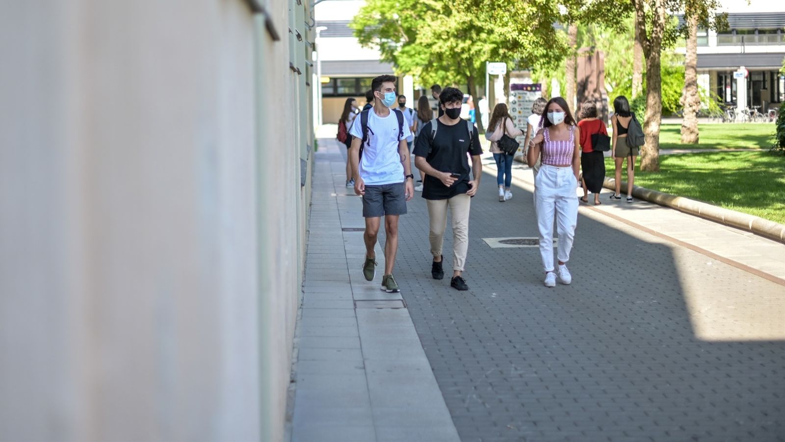 Diversos alumnes caminen en el campus de la UPV