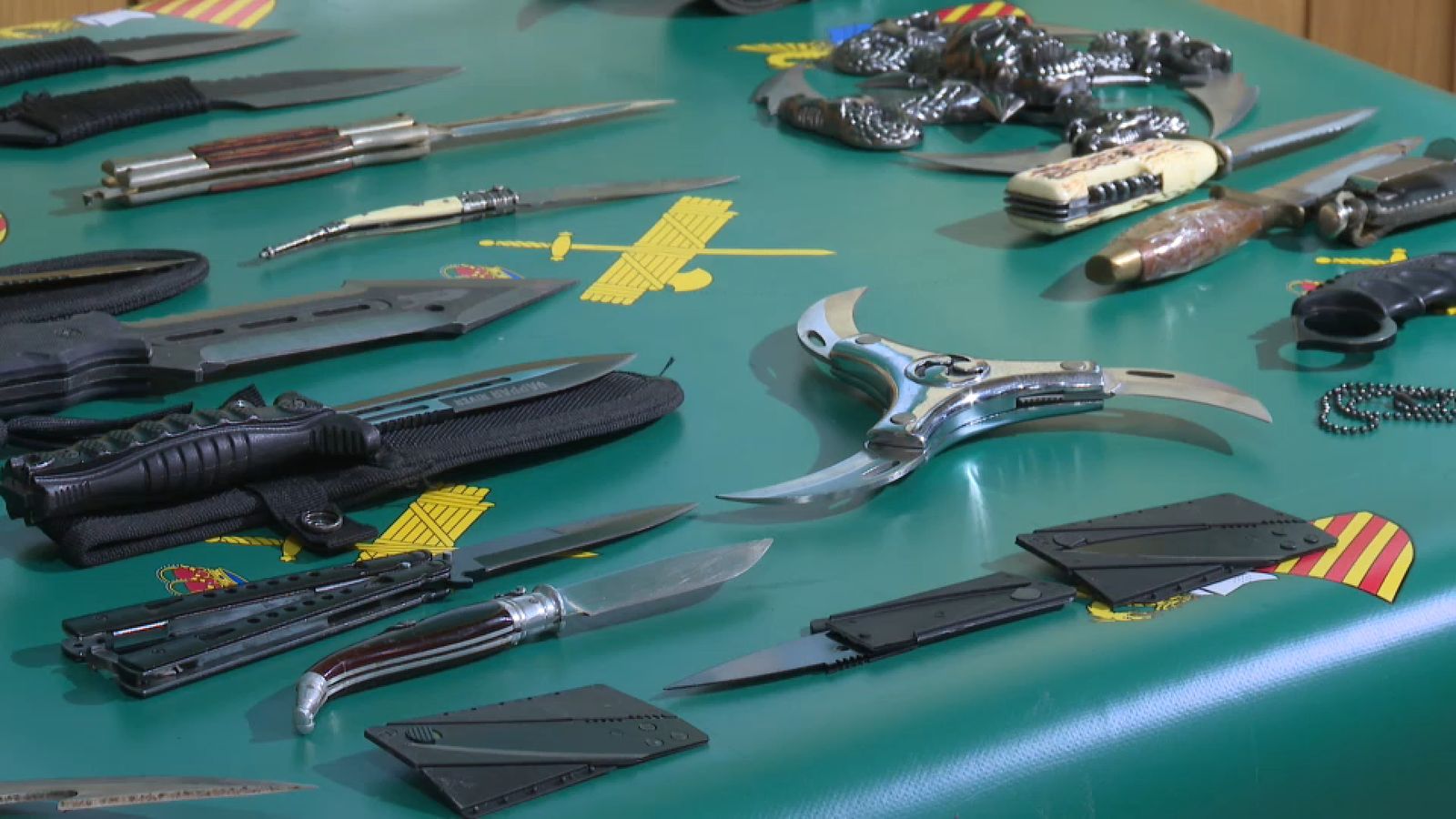 Bodegó policial amb algunes de les armes blanques confiscades a València