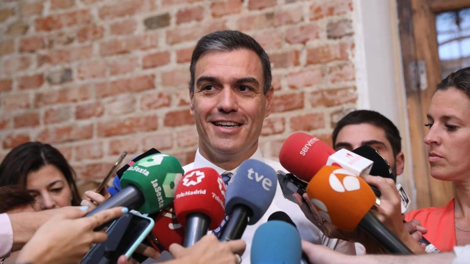 El president del govern en funcions, Pedro Sánchez, atén els mitjans de comunicació