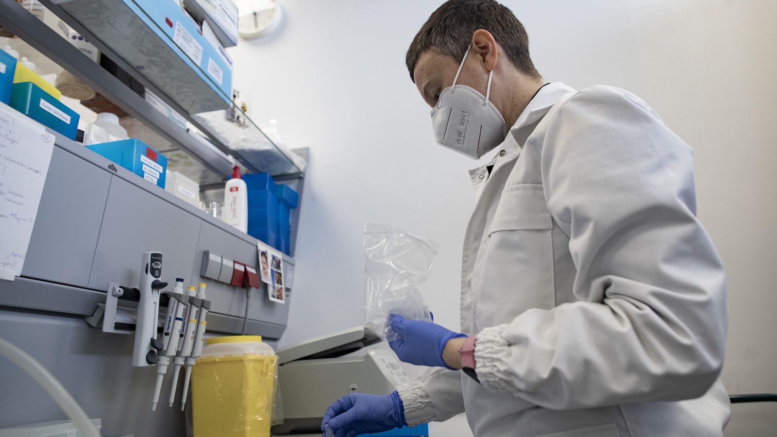 Seqüenciació de mostres de coronavirus en un laboratori