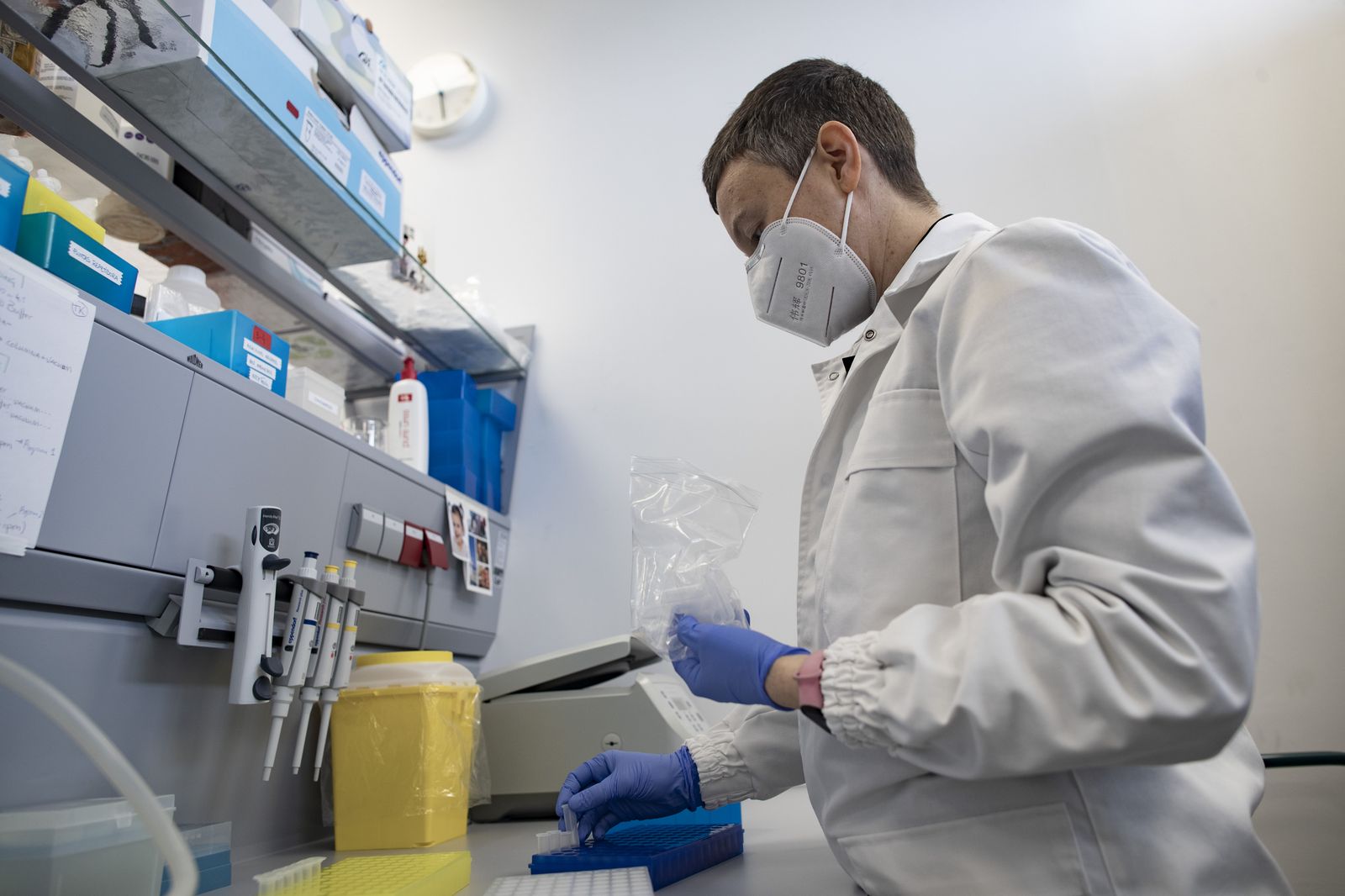 Seqüenciació de mostres de coronavirus en un laboratori