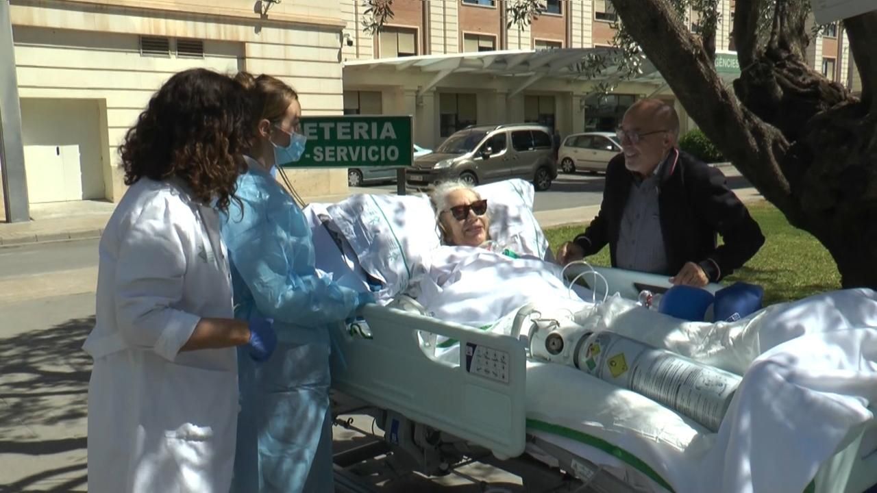 Una pacient a l'exterior de l'Hospital General de València