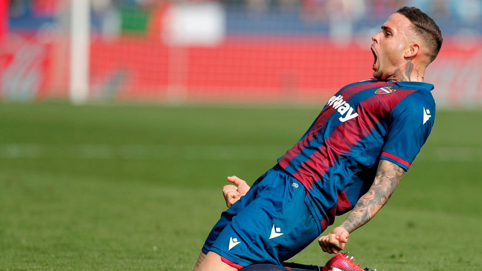 El davanter del Llevant, Roger Martí, celebra el gol que el converteix en ‘pichichi’ nacional de la Lliga. EFE