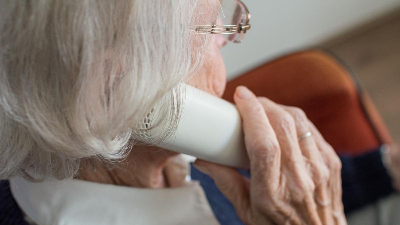 Imatge d'arxiu d'una dona parlant per telèfon