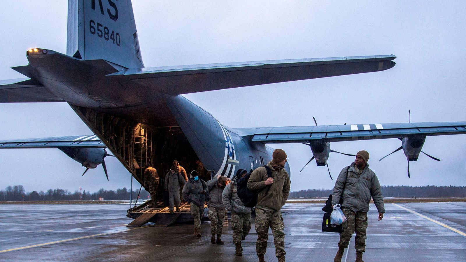 Pilots de combats dels EUA i el Regne Unit arriben a una base de l'OTAN a Estònia en previsió d'un possible desplegament per la crisi ucraïnesa