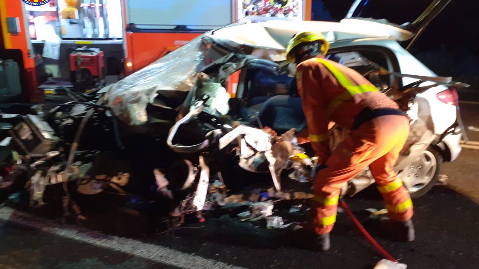 Imatges del moment d'intervenció dels bombers a l'accident