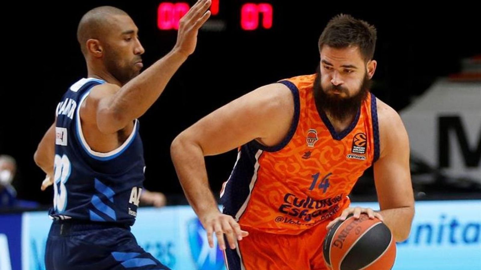 El taronja Bojan Dubljević intenta superar Jayson Granger, de l'Alba Berlín, durant el partit d'Eurolliga de dijous a la Fonteta