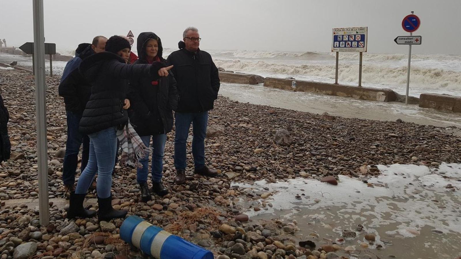 La consellera Gabriela Bravo, el secretari autonòmic de Seguretat i Emergències, Josep Maria Àngel, i l'alcaldessa d'Almenara, Estíbaliz Pérez, han comprovat els danys provocats pel temporal al municipi de la Plana Baixa