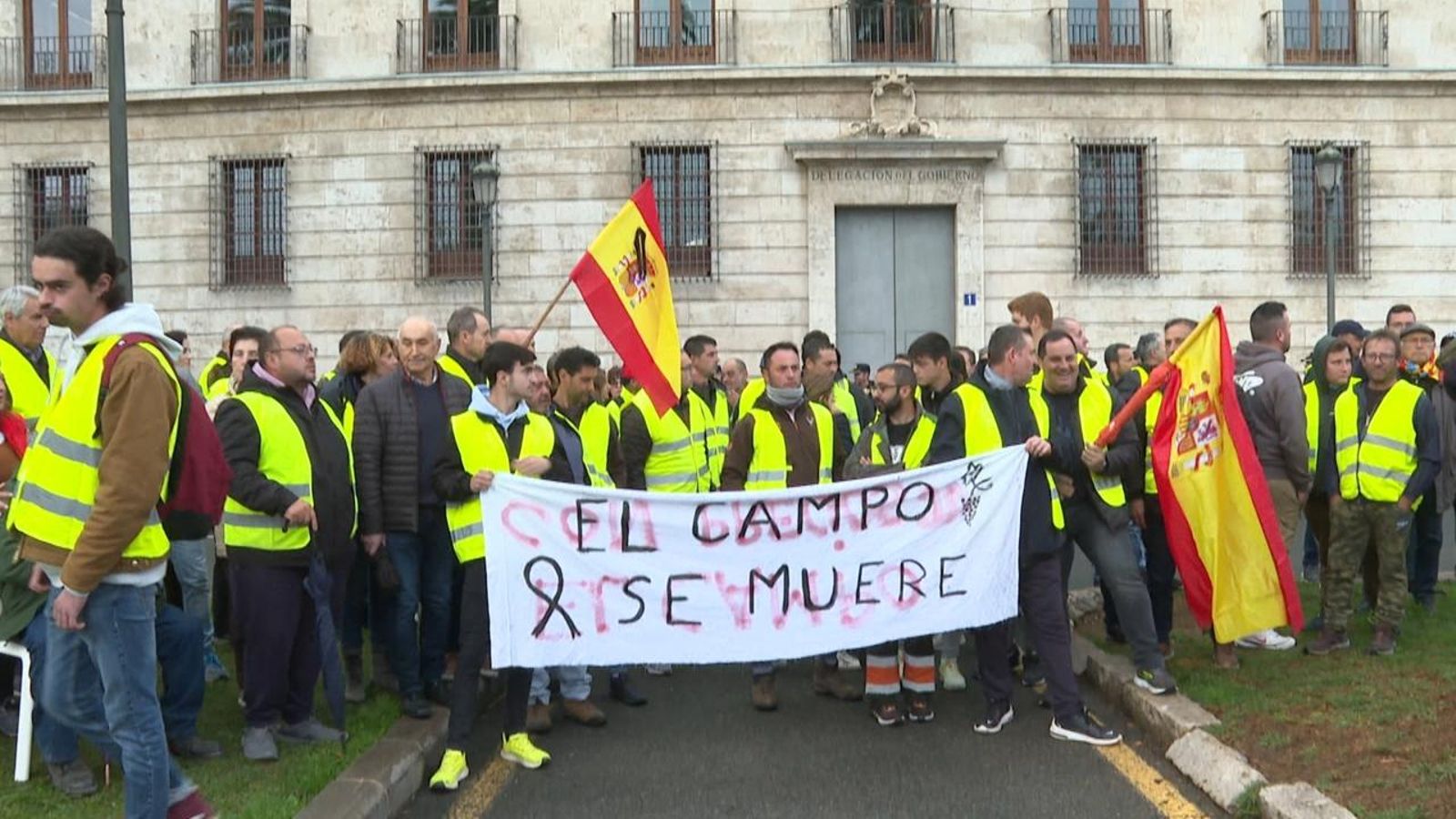Agricultors manifestant-se davant la delegació del govern espanyol a la Comunitat Valenciana