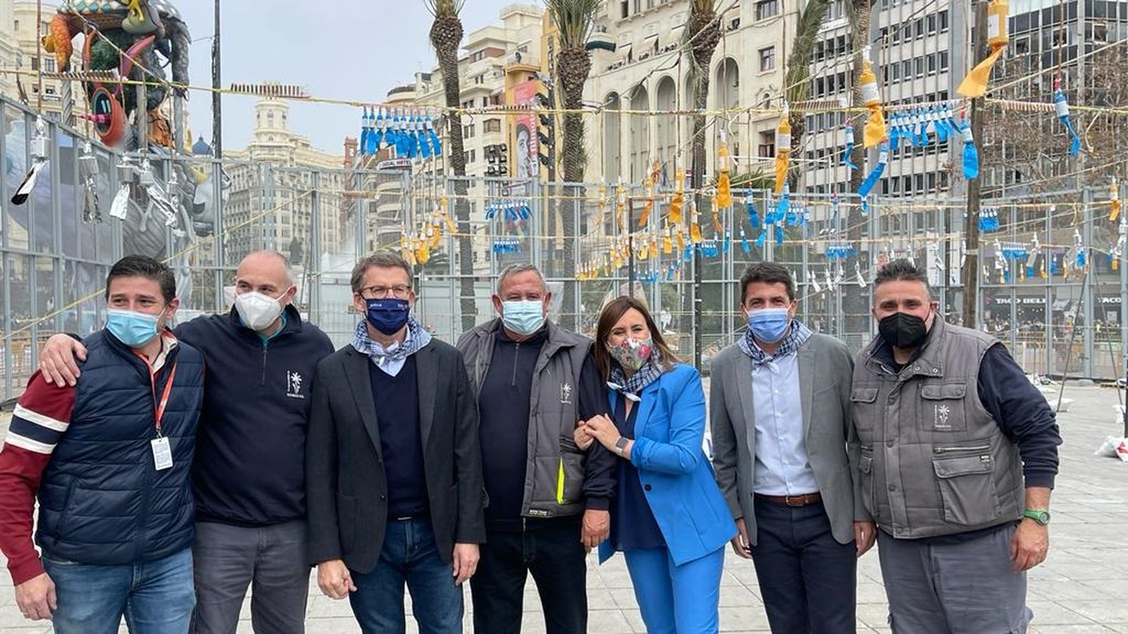 Feijóo abans de gaudir de la mascletà acompanyat per Mazón i Catalá