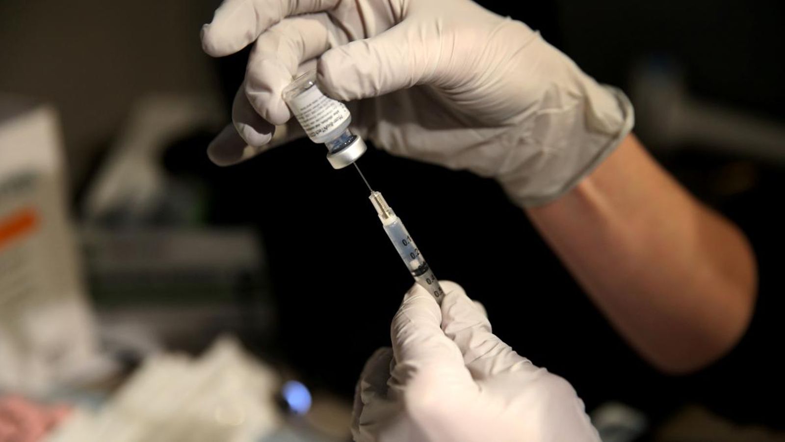 Un sanitari prepara una de les dosis de la vacuna de Pfizer a Boston