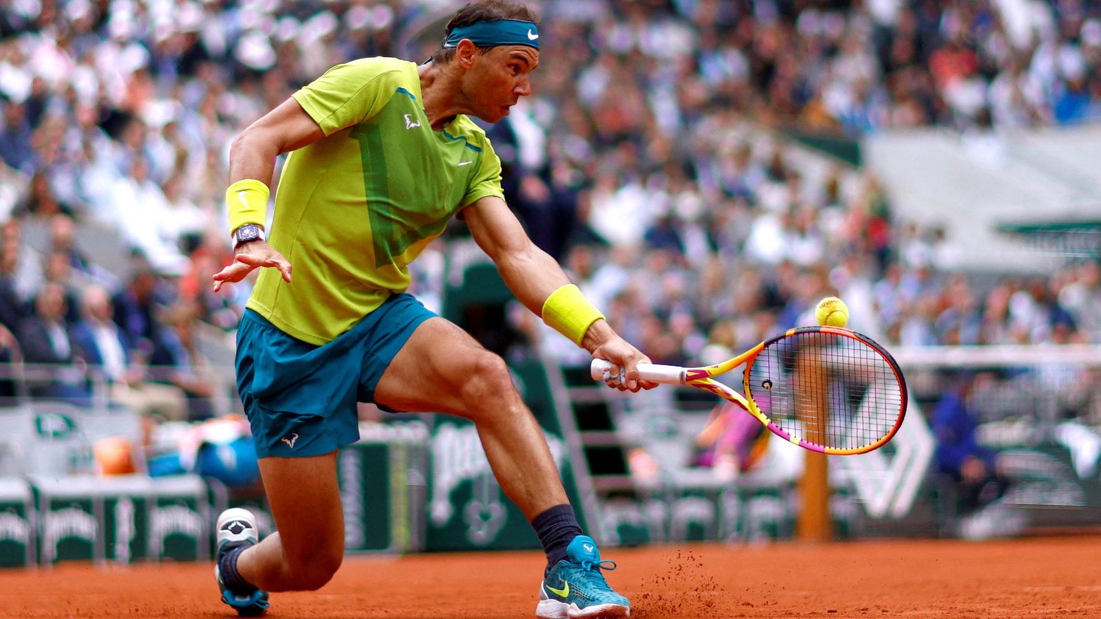 Nadal colpeja una pilota en el partit contra Thompson