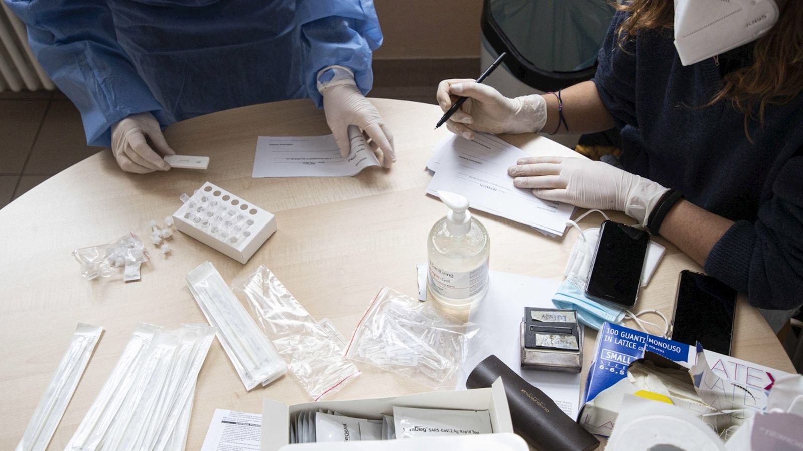 Sanitaris realitzen proves Covid-19