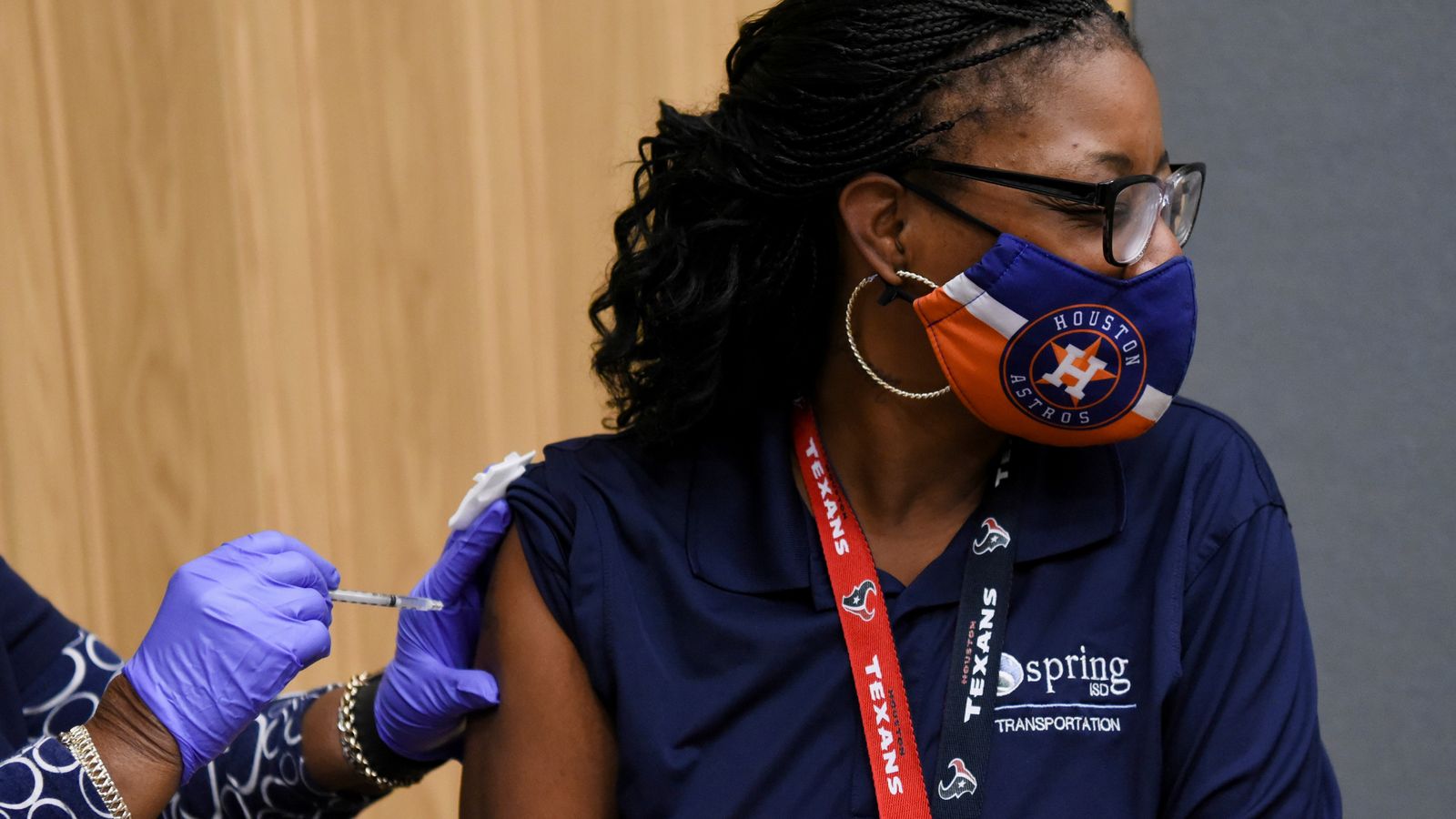 Una treballadora de Texas rep una vacuna contra el coronavirus