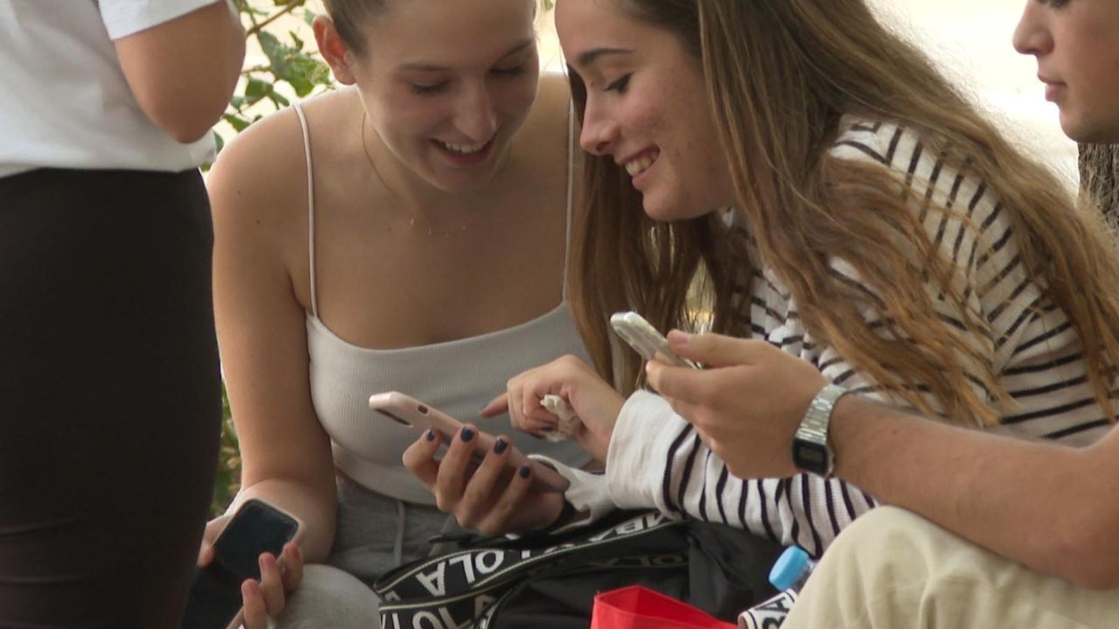 Imatge d'un grup de joves, en arxiu