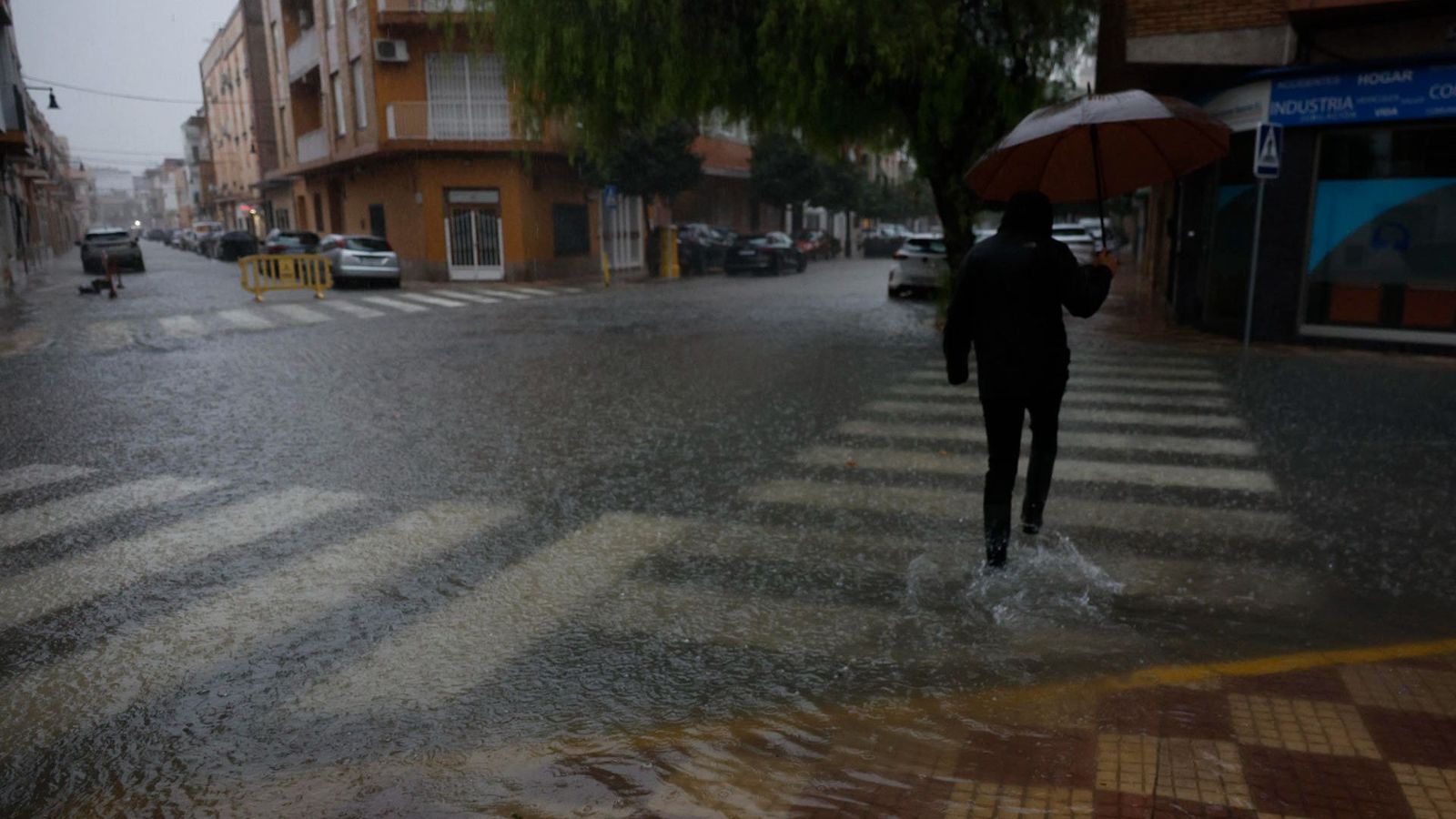 Un vianant per un carrer de l'Alcúdia