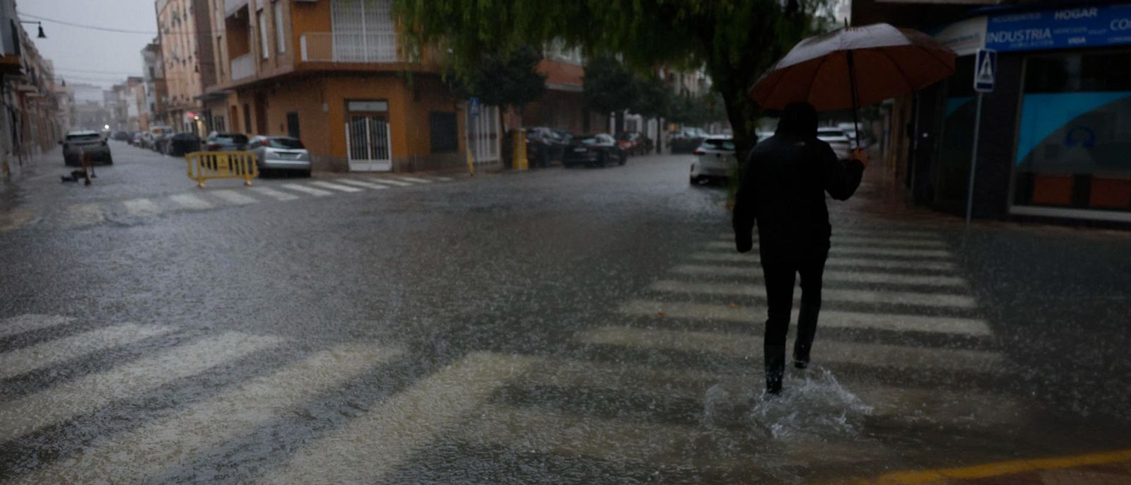 Un vianant per un carrer de l'Alcúdia