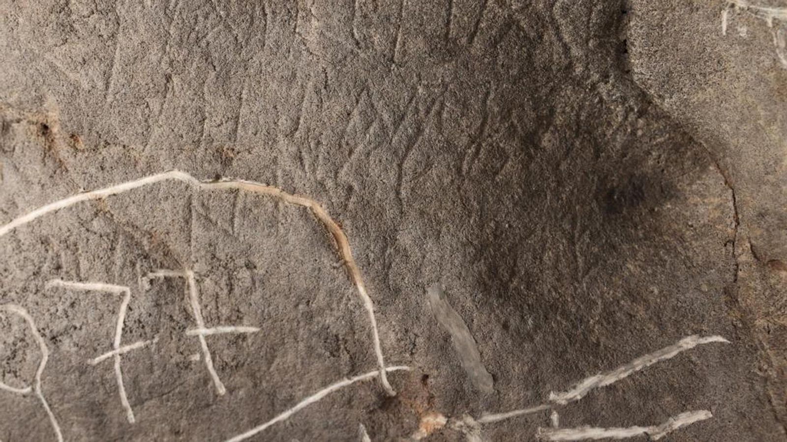 Inscripcions romanes trobades a 200 metres de profunditat de la cova de les Dones