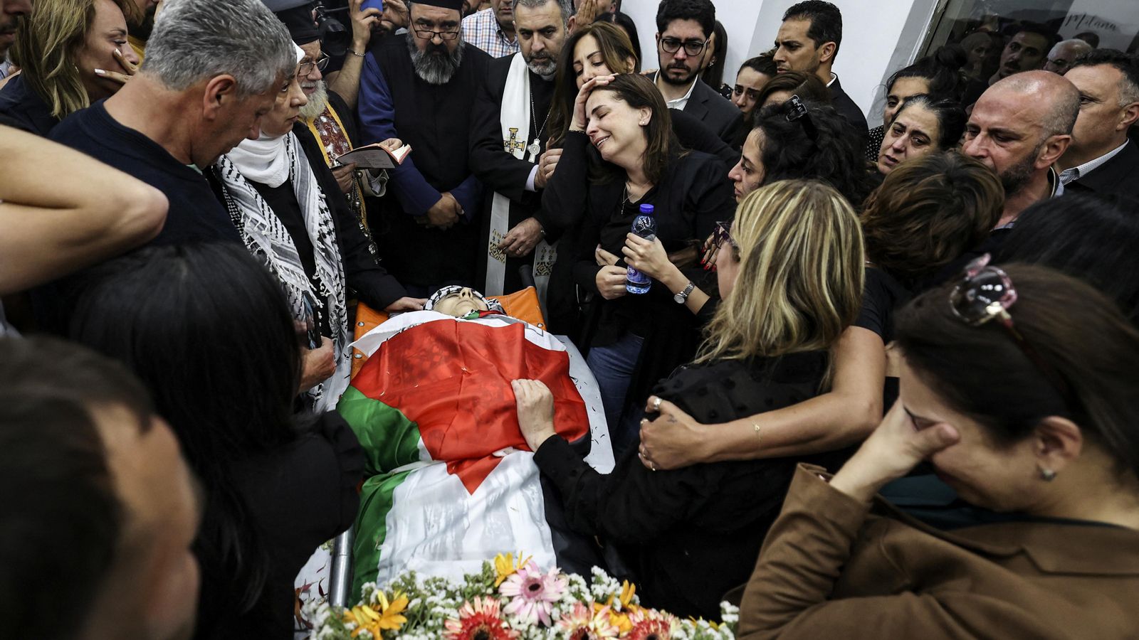 Els companys de Shireen Abu Akleh ploren la reportera a les oficines d'Al-Jazeera a Ramallah Els companys de Shireen Abu Akleh ploren la reportera a les oficines d'Al Yazeera a Ramallah