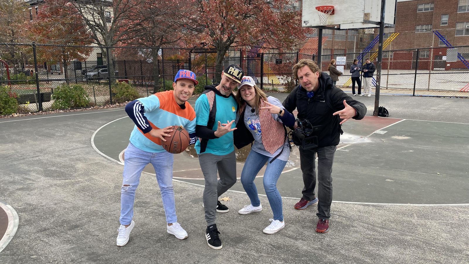 El reporter Enrique Tena amb Pablo, Lara i Sergio