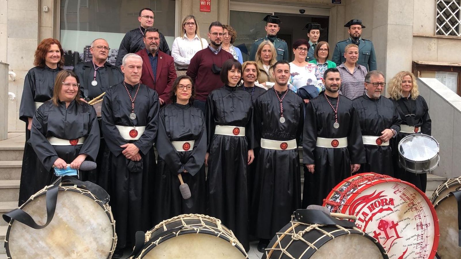 La ministra de Ciència i l'actor Víctor Palmero, els dos al centre, amb la resta d'autoritats locals i provincials que han participat en la Rompuda de l'Hora aquest divendres