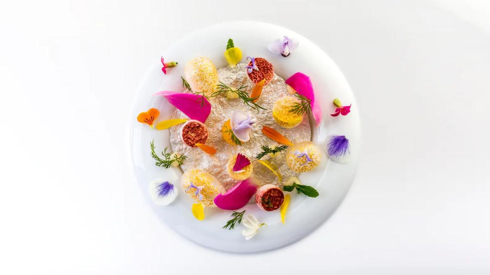 Presentació d'un plat a Quique Dacosta, l'únic restaurant valencià amb tres estreles Michelin