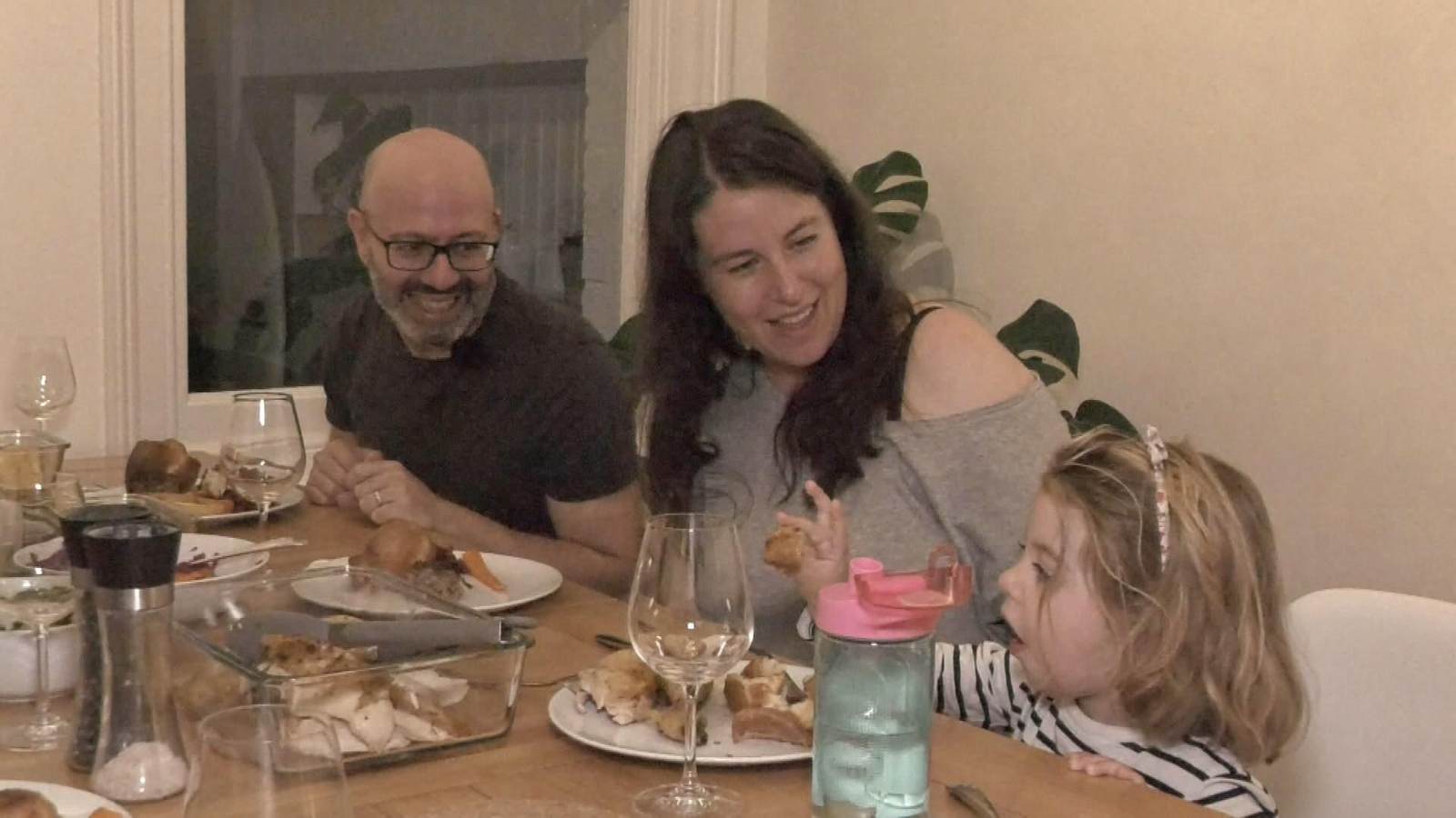 Rafa va anar-se'n va vint anys, fa sis va conéixer una valenciana Anna allí i ara en són família.