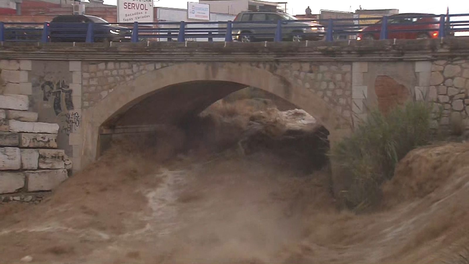 El riu Cervol, que normalment va sec, s'ha desbordat al pas per Vinaròs
