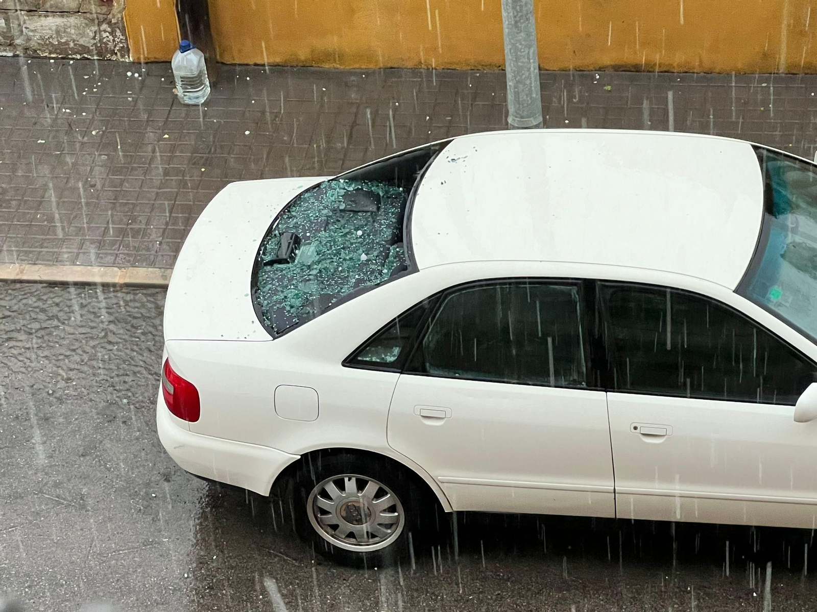 El granís trenca vidres dels cotxes aparcats a Borriana