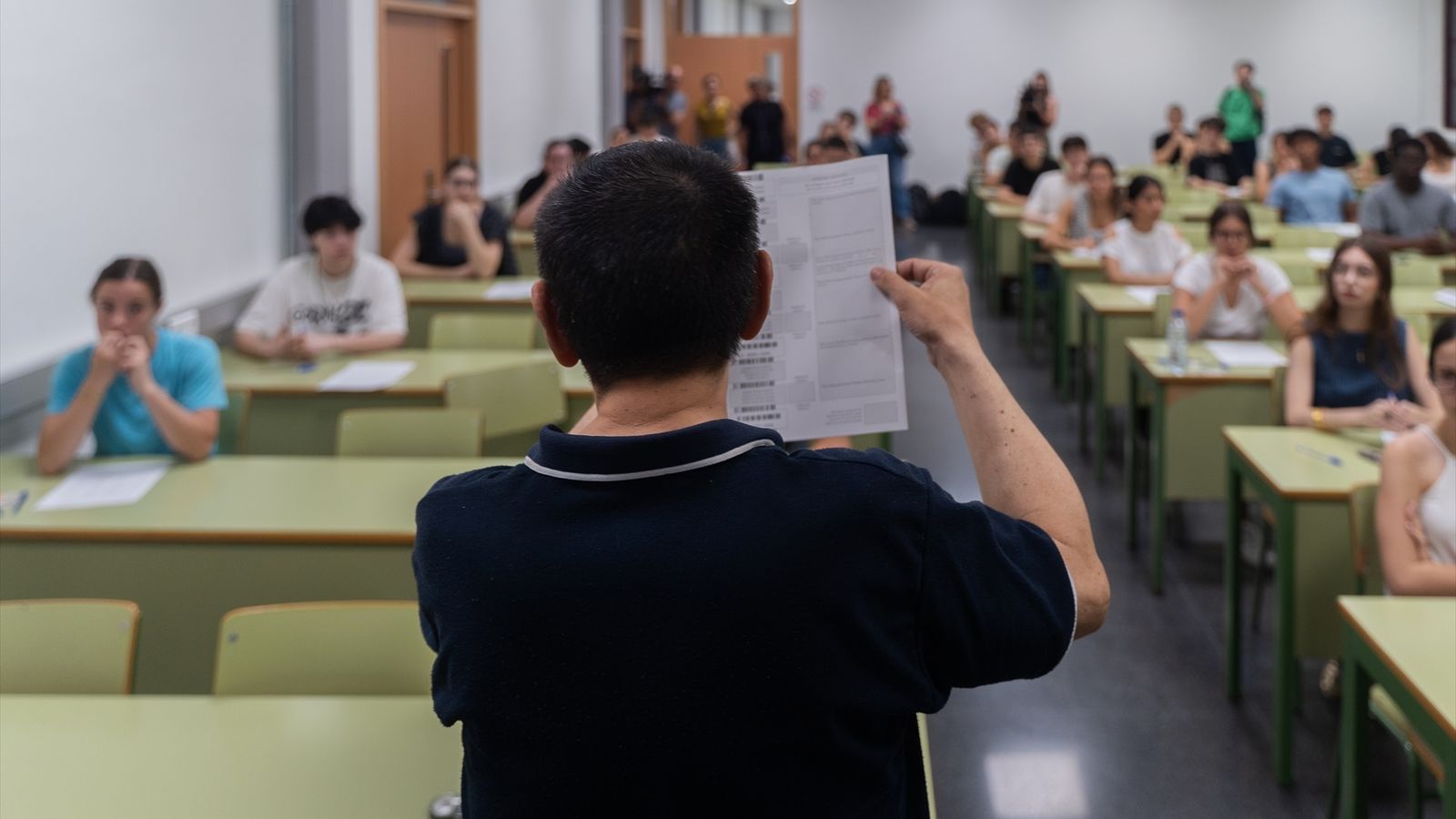 Un professor epxlica l'alumant de la PAU com es realitza l'exàmen