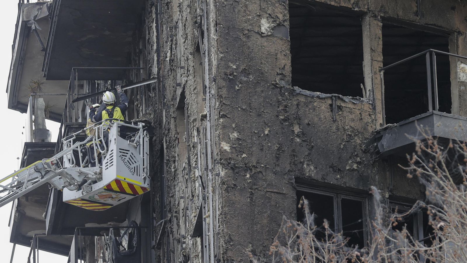 Dos bombers retiraven aquest dilluns de matí elements de la façana per a evitar que caiguen a la via pública