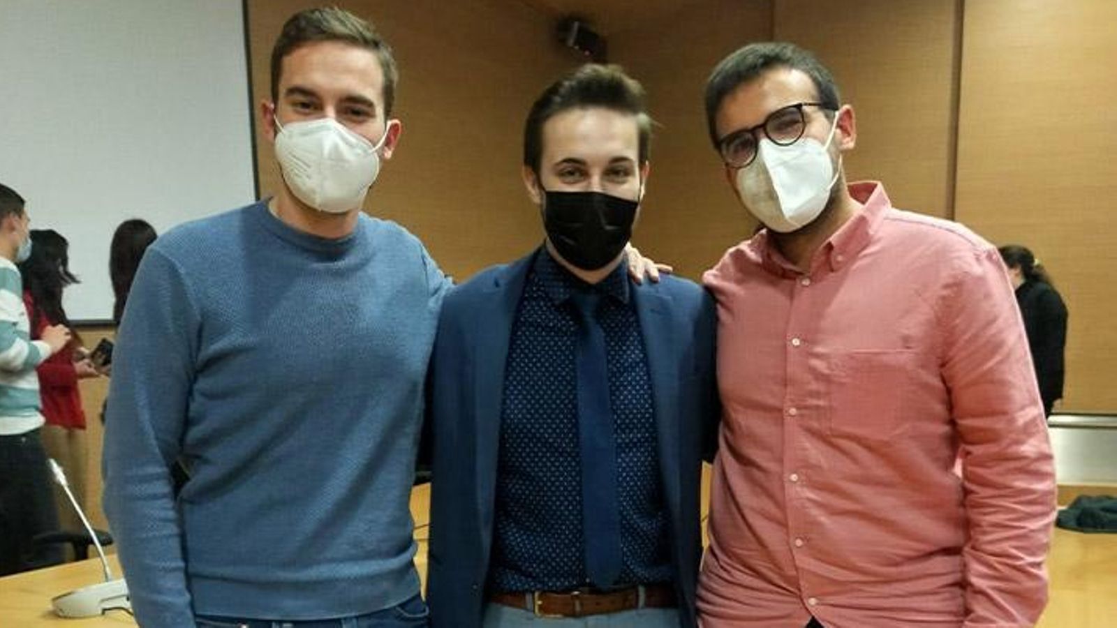 Víctor Herrera (dreta), al costat d'altres membres de l'Assemblea General d'Estudiants de la UV