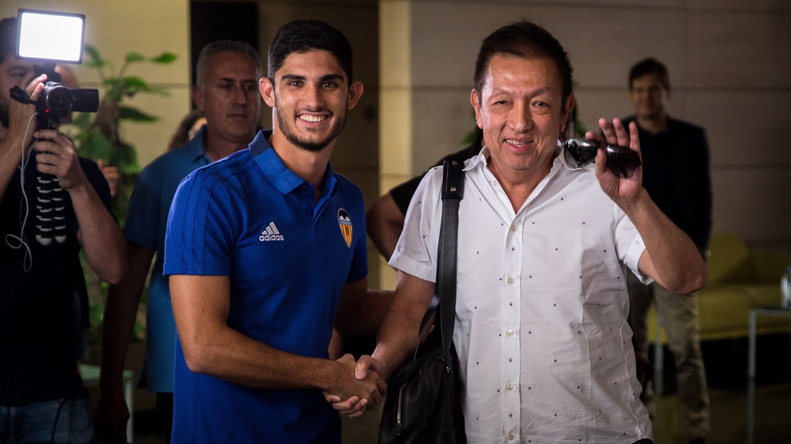 Guedes arriba a l’aeroport de Manises al costat del màxim accionista del València, Peter Lim