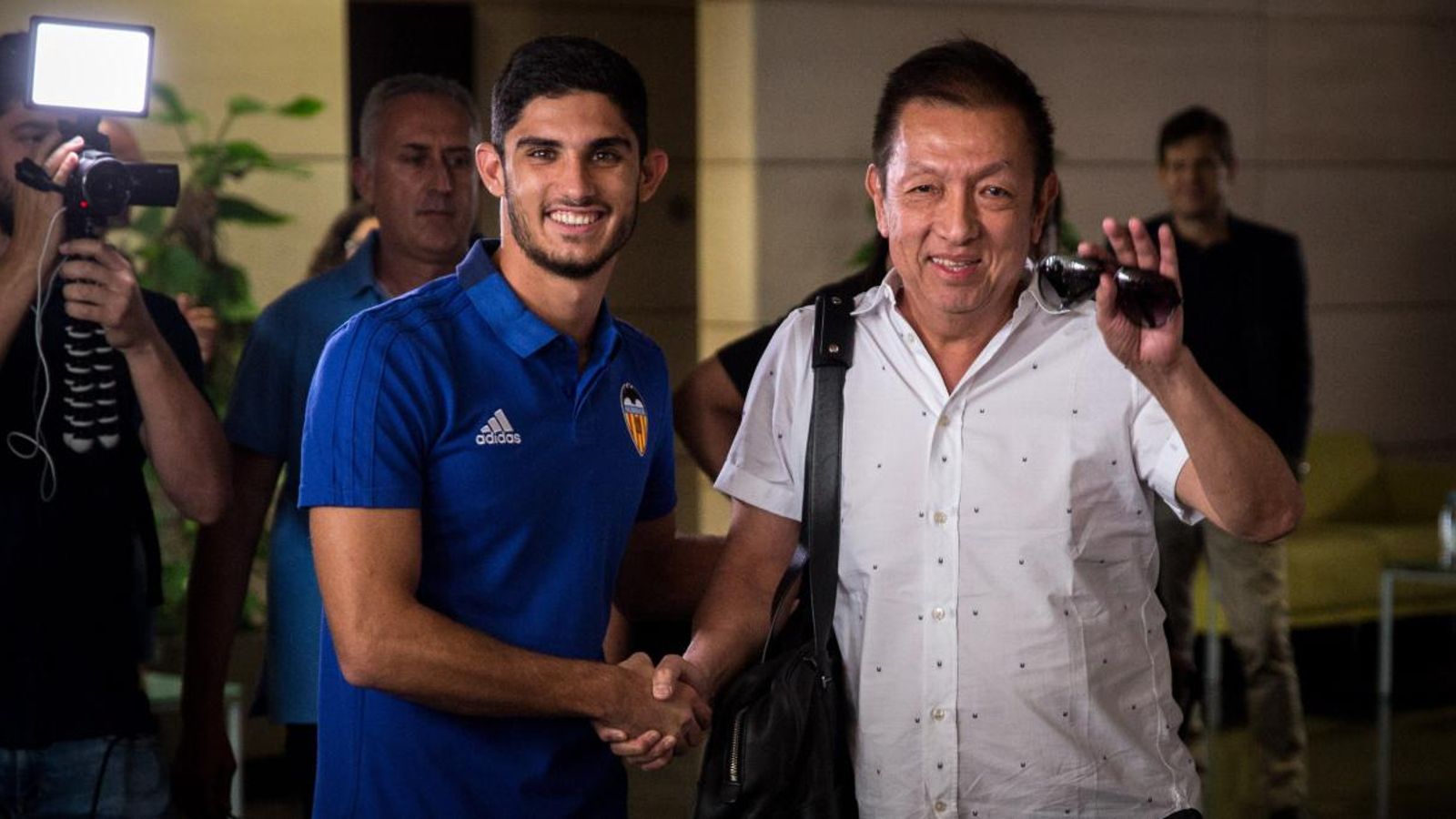 Guedes arriba a l’aeroport de Manises al costat del màxim accionista del València, Peter Lim