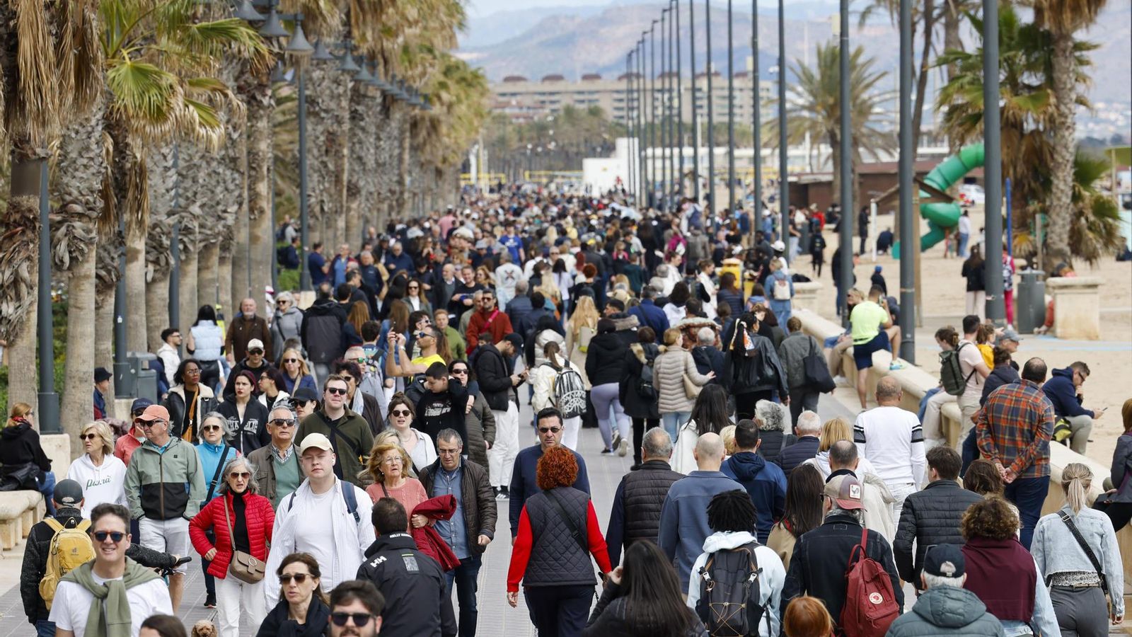 La platja de la Patacona, de gom a gom aquest dilluns