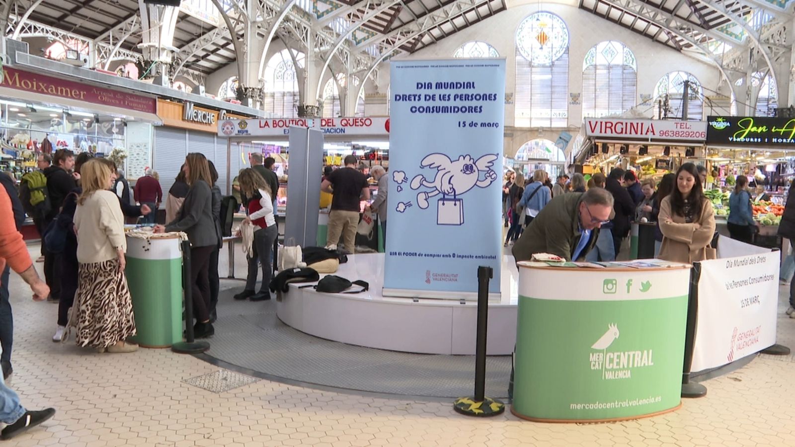 Les associacions de consumidors es concentren per a concienciar sobre la importància de fer reclamacions