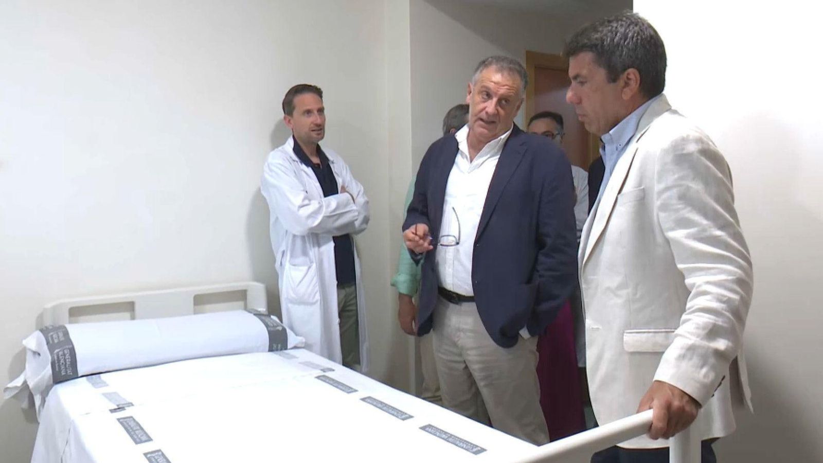 El president Carlos Mazón (dreta), durant la visita