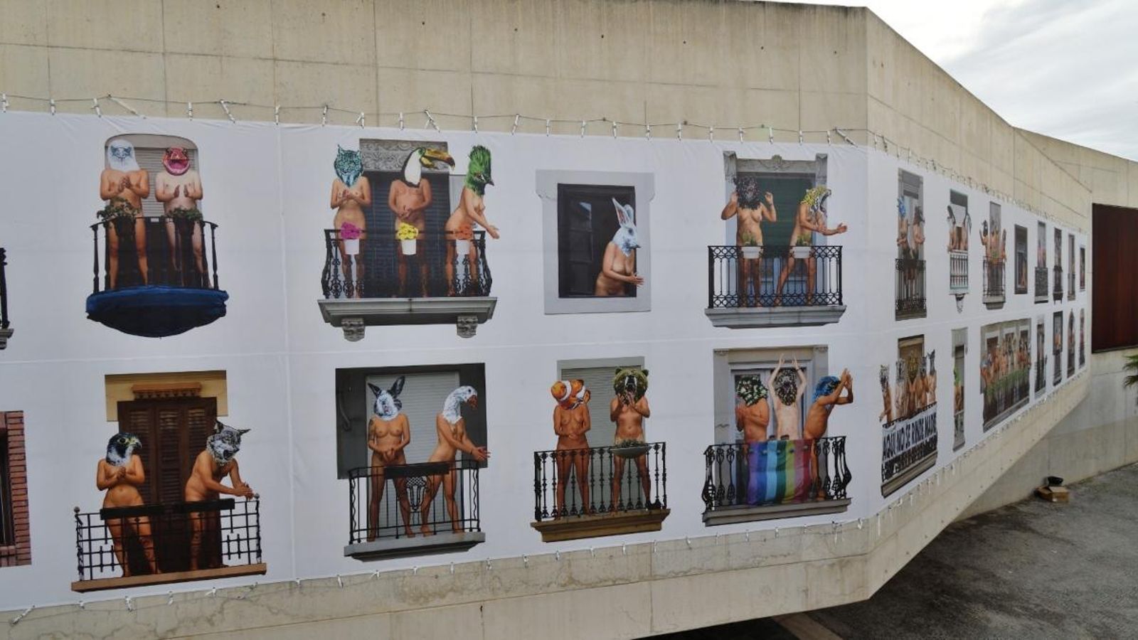 La façana del MuVIM intervinguda per l'artista Vinz Feel Free