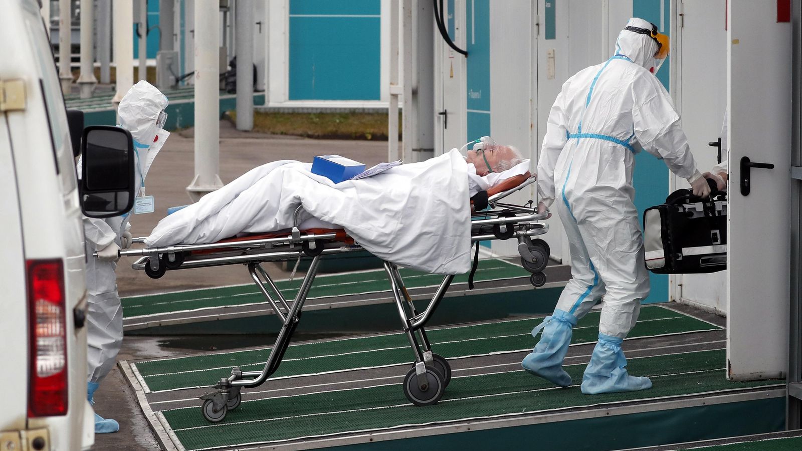 Un pacient de Covid-19 entra en un hospital de Moscou, Rússia, aquest dimecres