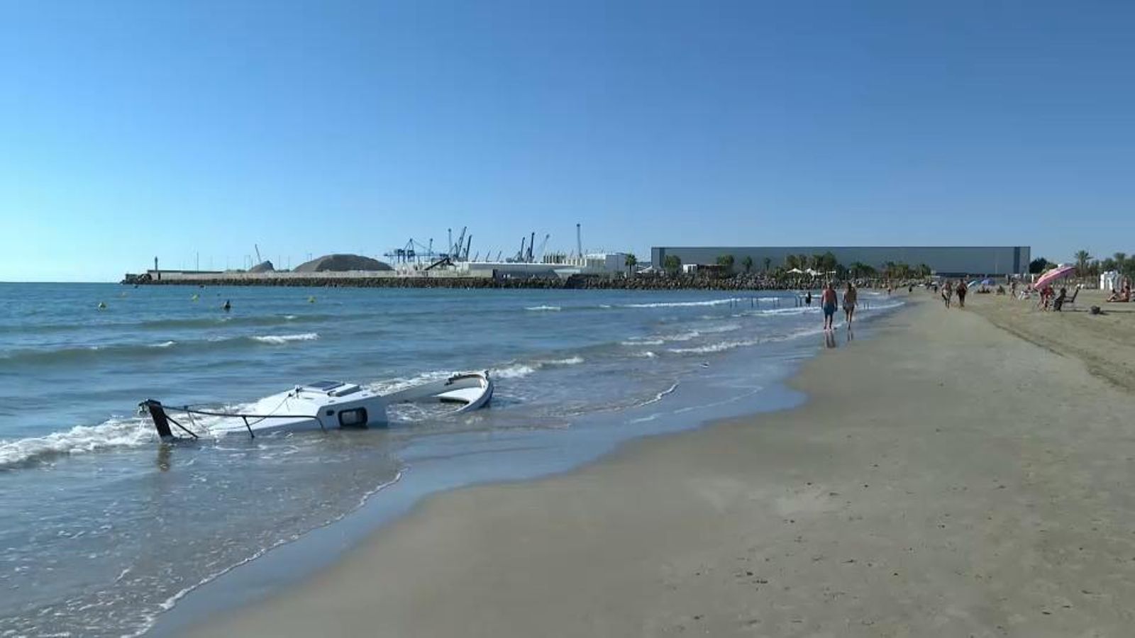 Resolt el misteri del vaixell de Castelló: el propietari el va abandonar en trencar-se el timó després de salvar la vida a un banyista