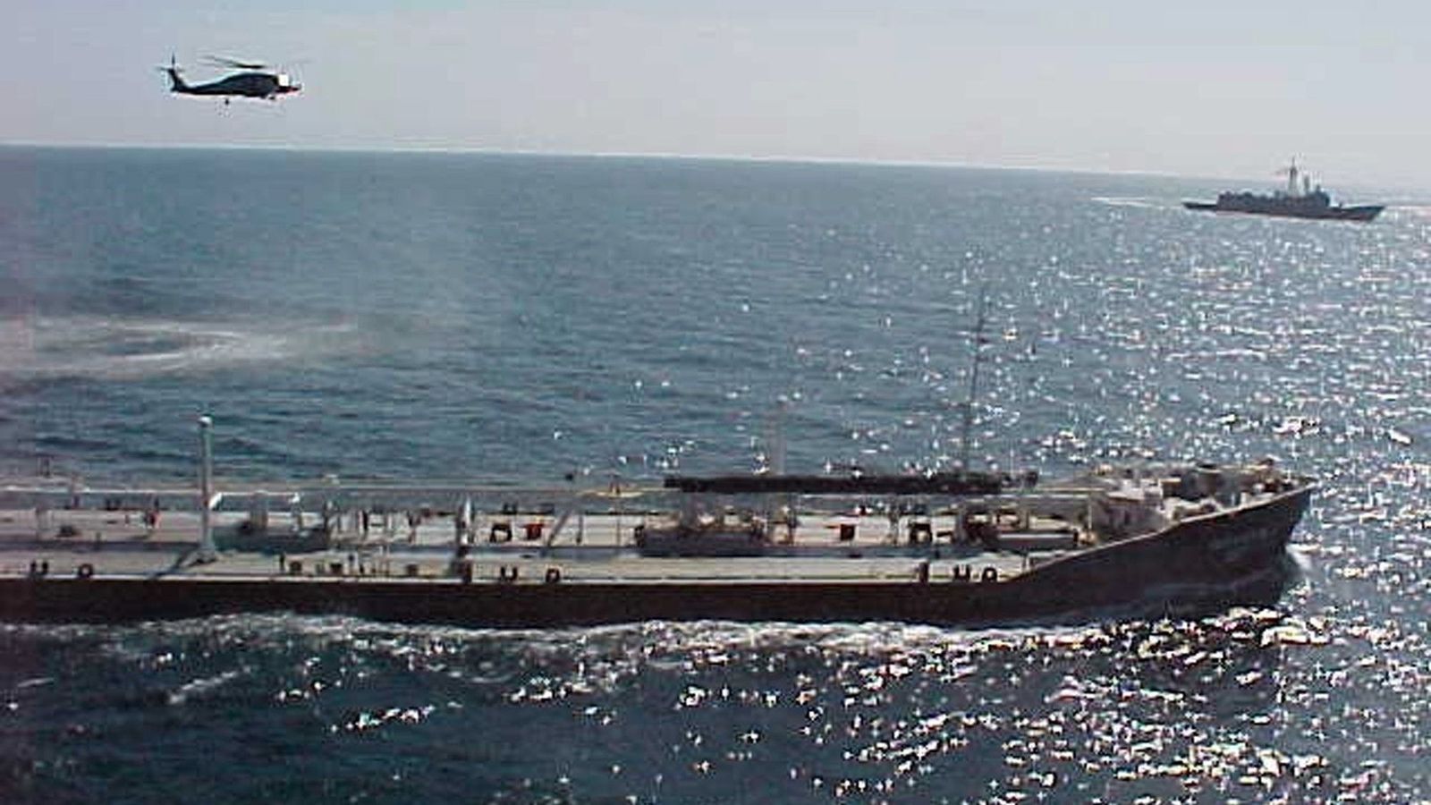 Fotografia aèria dels dos petroliers russos que han tingut l'accident a l'estret de Kertx